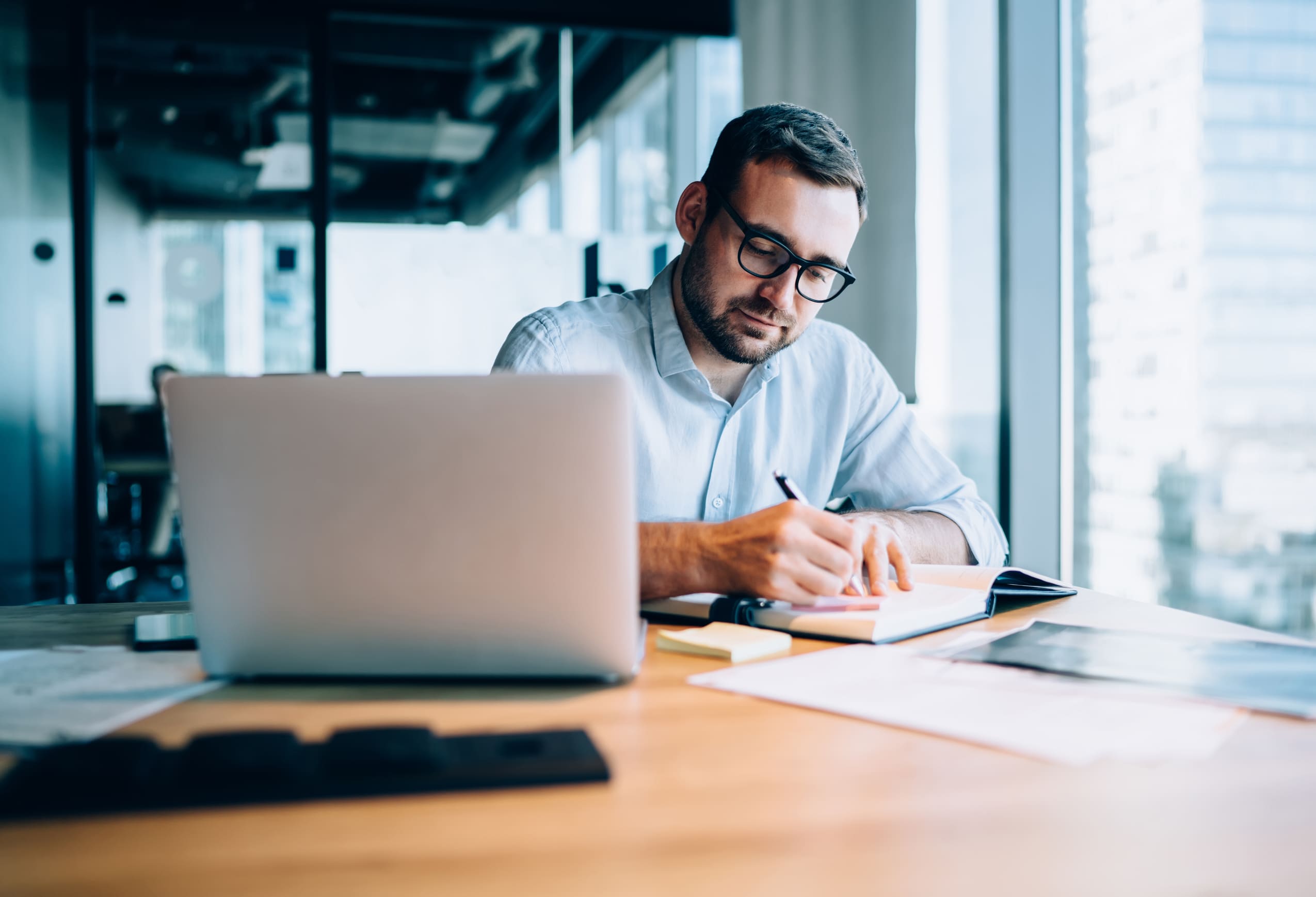Conheça 7 dicas inteligentes para administrar seu dinheiro da melhor forma e conquistar suas metas financeiras.