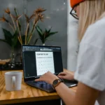 calendario-comercial mulher mexendo no computador olhando para um calendário de marketing