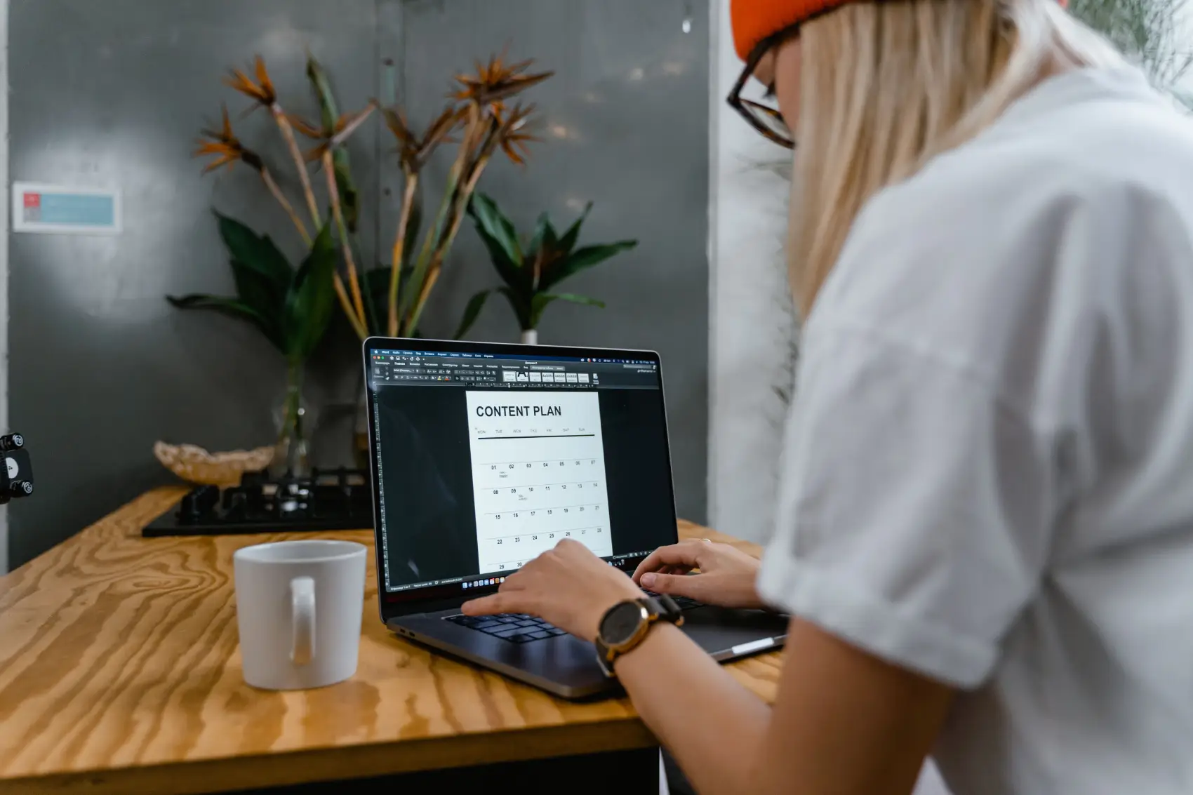 calendario-comercial mulher mexendo no computador olhando para um calendário de marketing