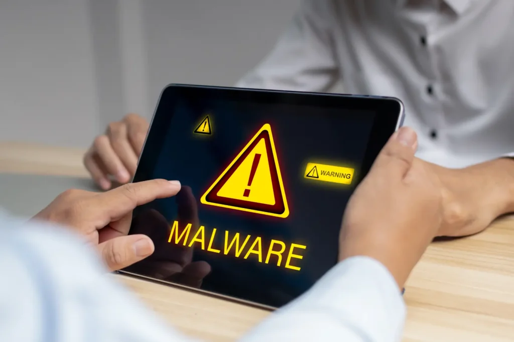 o que é malware - notificação de segurança móvel no dispositivo tablet inteligente móvel com gráfico de aviso de ataque de malware virtual