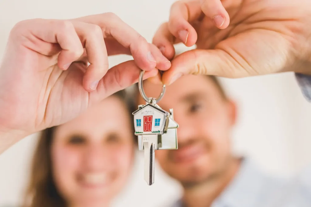 sair-da-casa-dos-pais casal com a chave de casa nas mãos