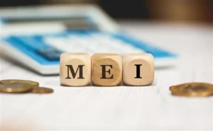 o que é mei - três dados de madeira personalizados formando a palavra mei