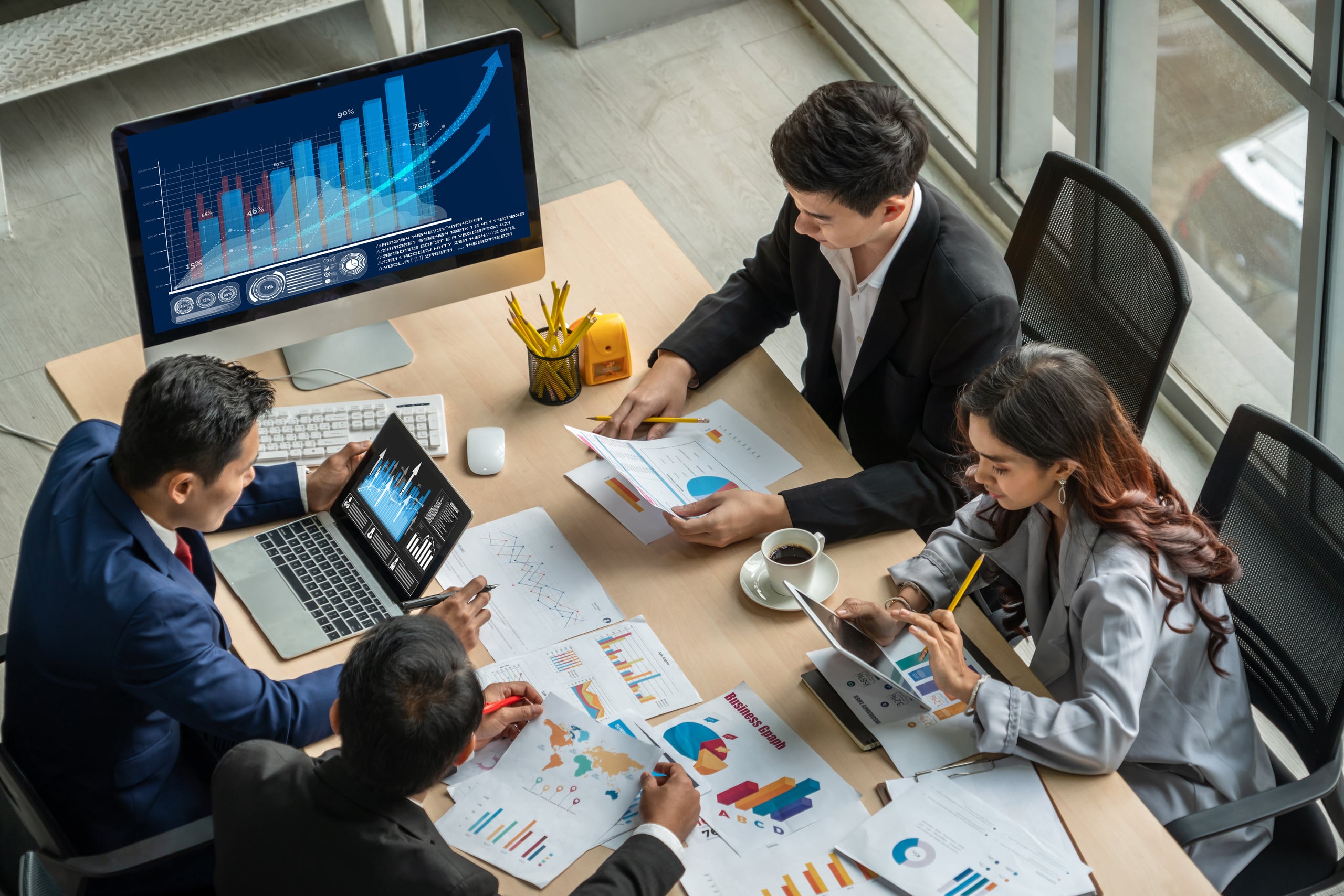 grupo de 4 pessoas fazendo uma reunião empresarial