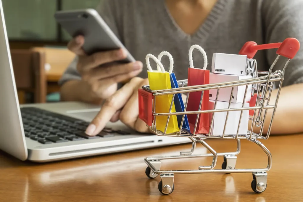 checkout o que é - Conceito de compras on-line na Internet com smartphone e carrinho de compras