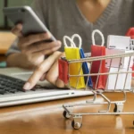 checkout o que é - Conceito de compras on-line na Internet com smartphone e carrinho de compras