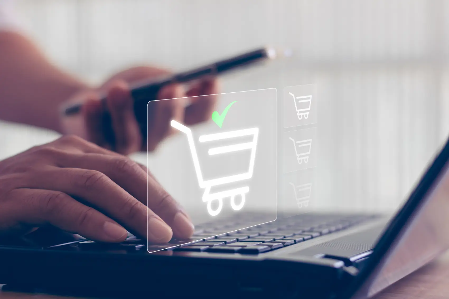 mãos mexendo no celular e notebook ao mesmo tempo - o que é pagamento online