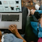 ferramentas-de-vendas duas pessoas analisando roupas em notebook