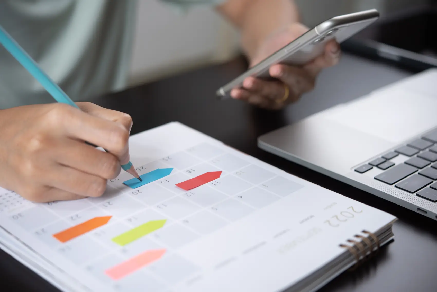 Pix Agendado - mãos escrevendo em planner e segurando celular