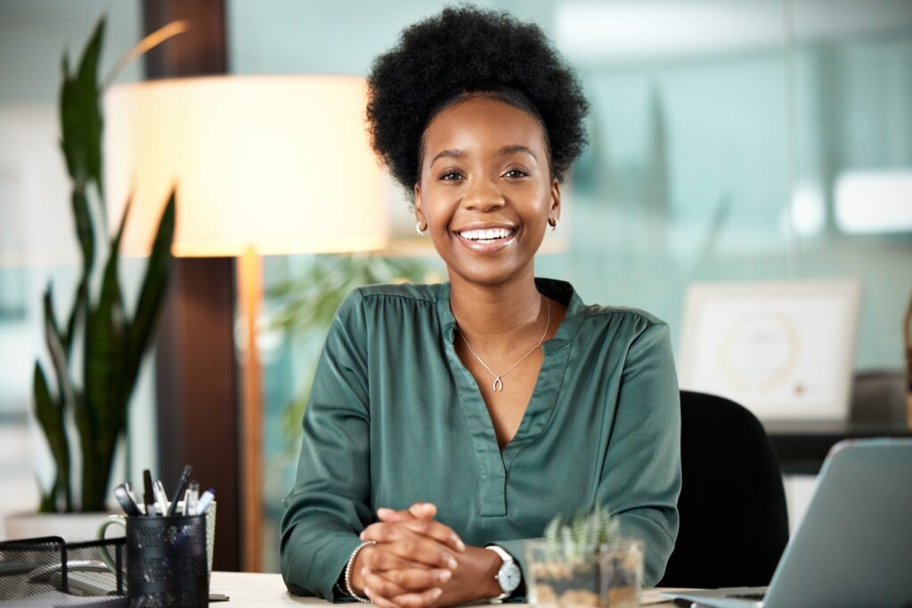 limite mei​ - Mulher africana, retrato em escritório, sorrindo, orgulhosa e confiante em relação aos seus objetivos de carreira.