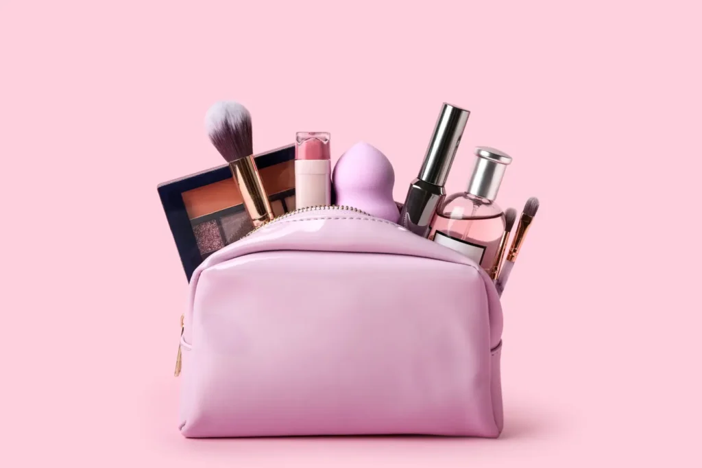 Kit de cosméticos - Necéssaire rosa com diversos produtos cosméticos "saindo" dela