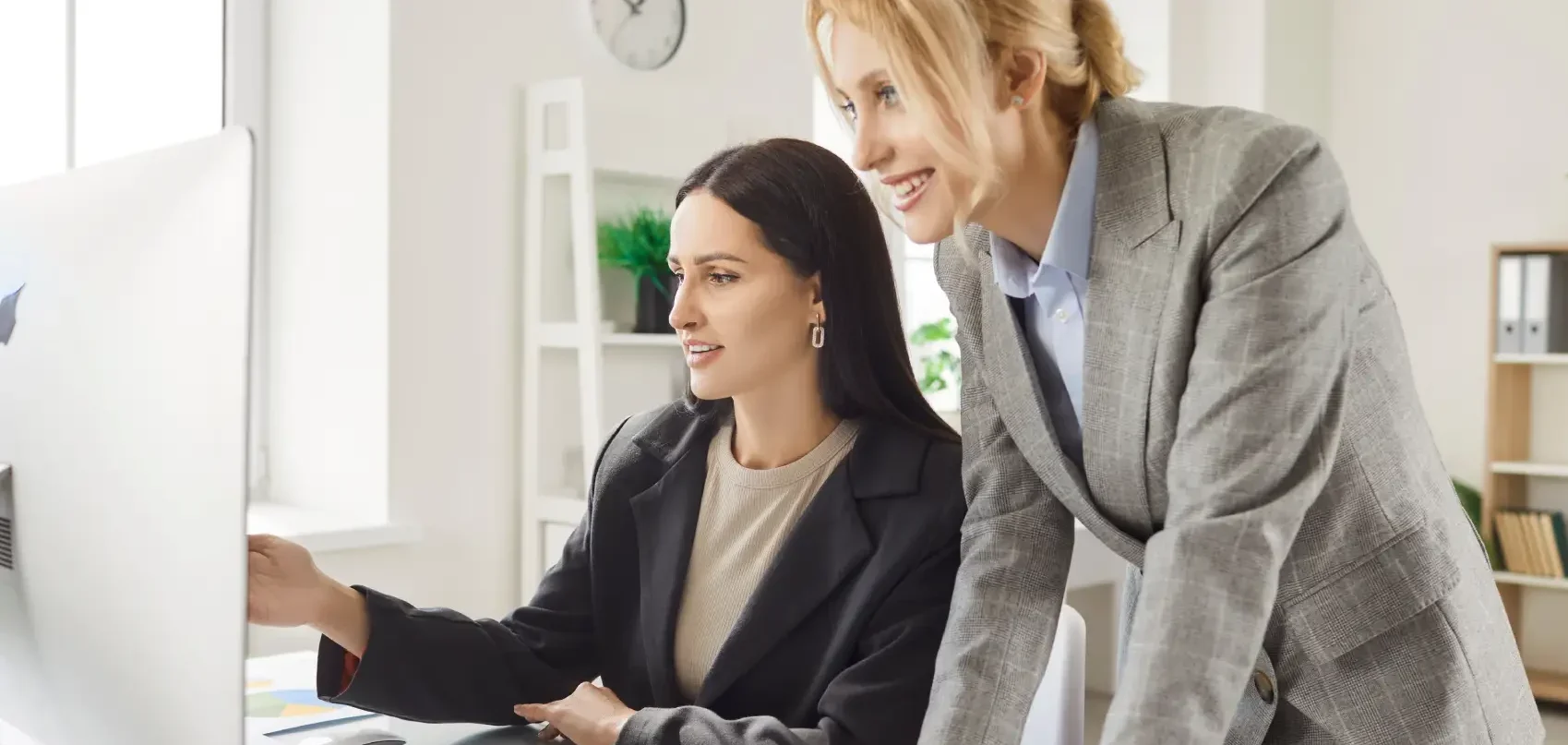 faturamento e lucro - sérias empresárias verificam dados, contam lucros, pagam contas, administram finanças próprias da empresa na mesa usando o computador
