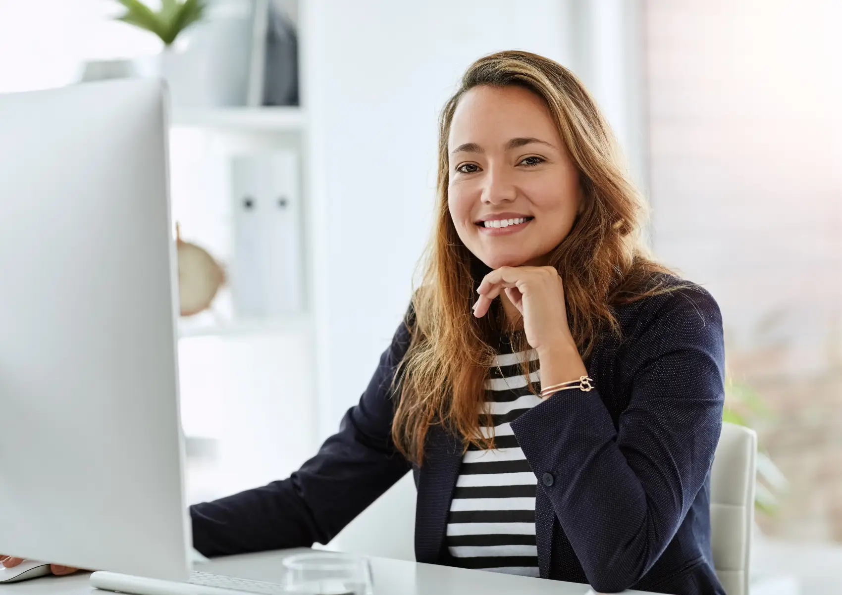 o que é capital de giro​- Mulher feliz, no computador no escritório para gestão financeira