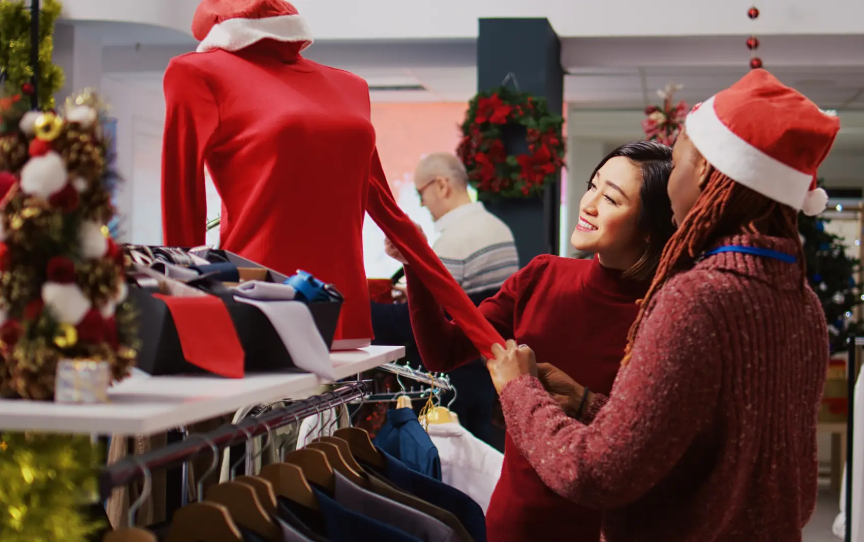 vendas de natal - pessoas fazendo compras Natal em loja, vendo manequim