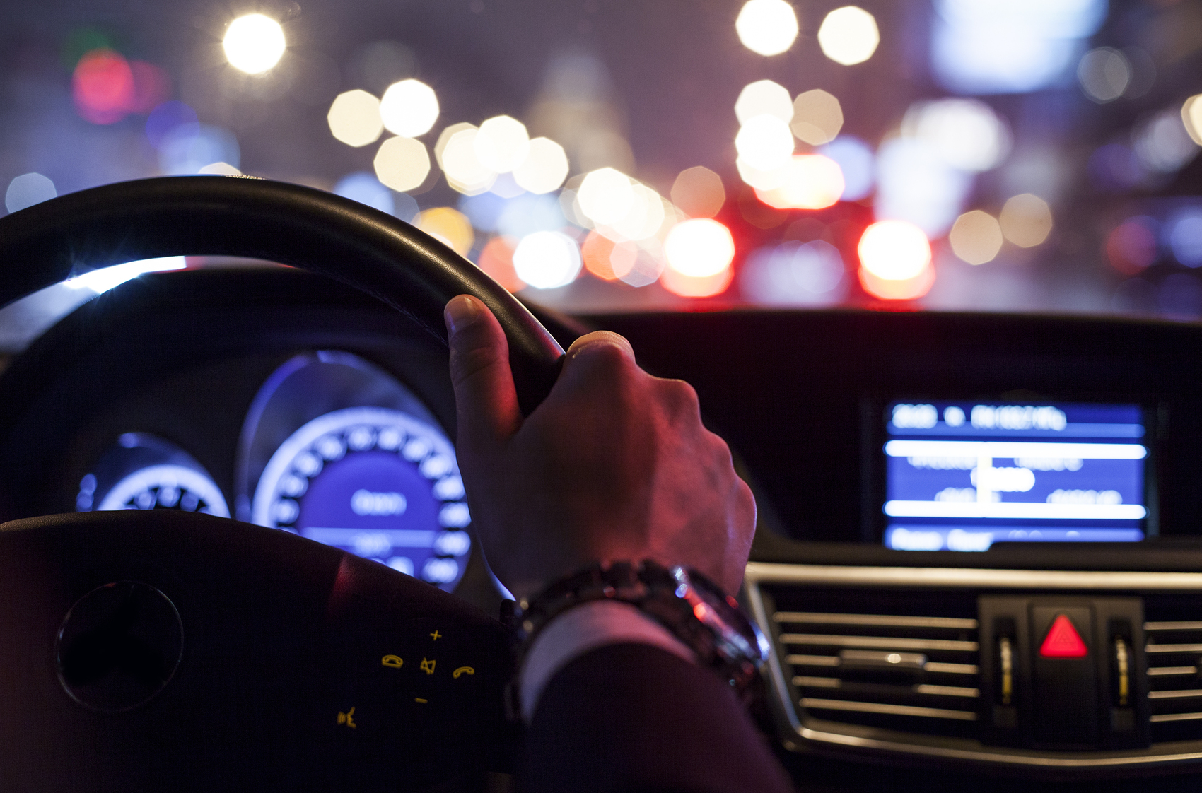 como pagar ipva atrasado - mãos no volante e vida noturna da cidade