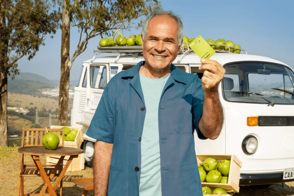 cartões pagbank - homem careca sorrindo e segurando o cartão pagbank