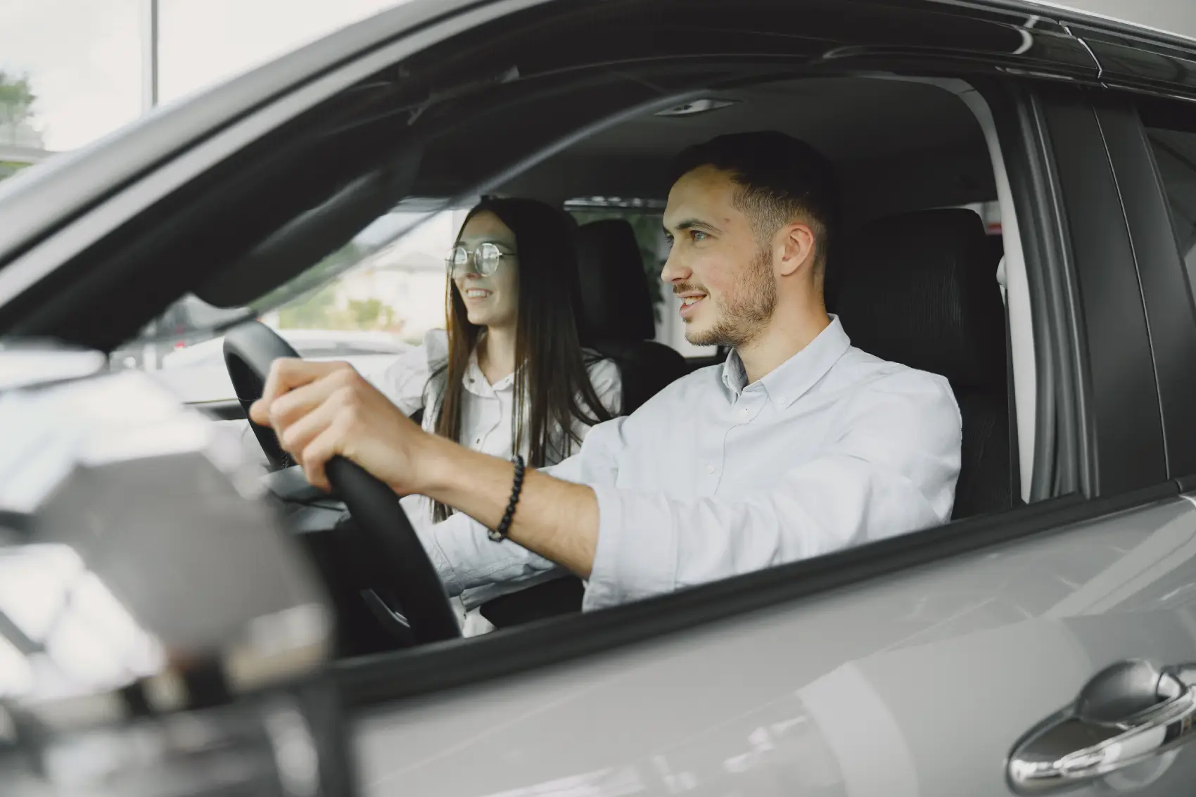 como-fazer-transferencia-de-veiculo casal em carro com o homem dirigindo