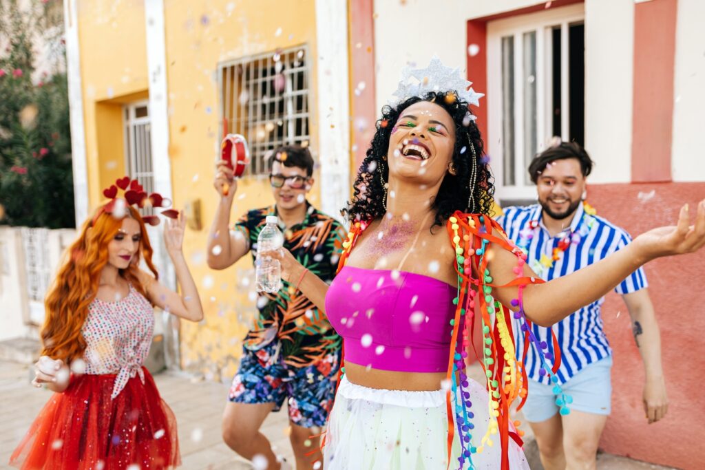 segurança no carnaval - Grupo de amigos celebrando o carnaval