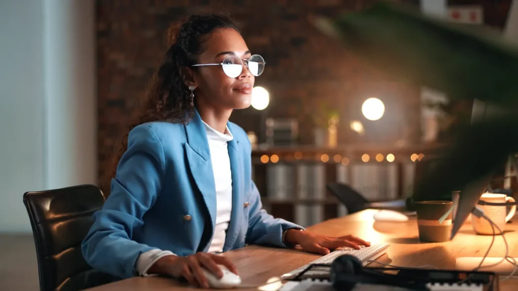 como-declarar-investimentos-no-imposto-de-renda mulher mexendo no notebook em escritório