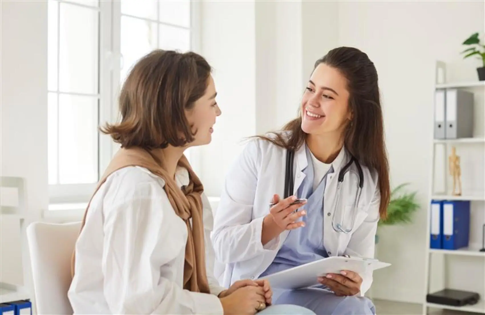 como declarar plano de saúde no imposto de renda - duas mulheres se olhando. simulação de consulta médica
