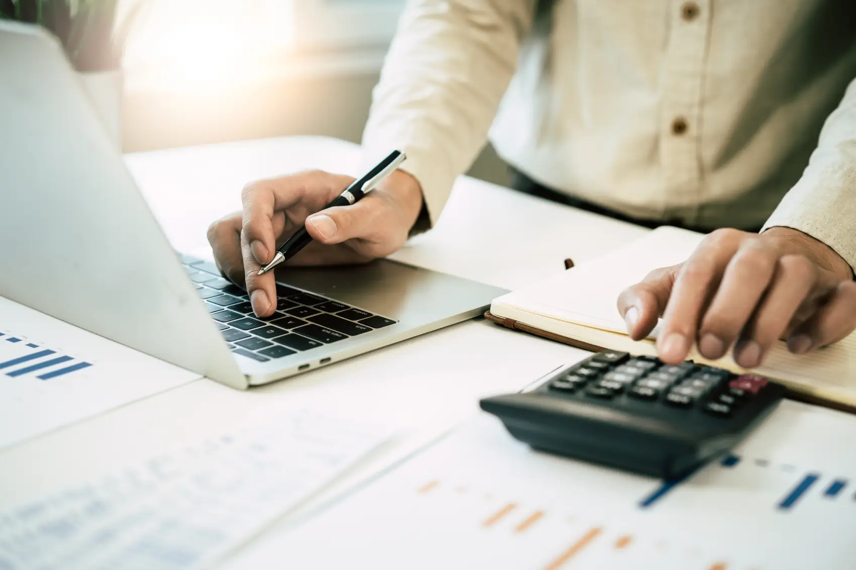 darf imposto de renda - mão usando calculadora para calcular o saldo de dinheiro da conta e renda