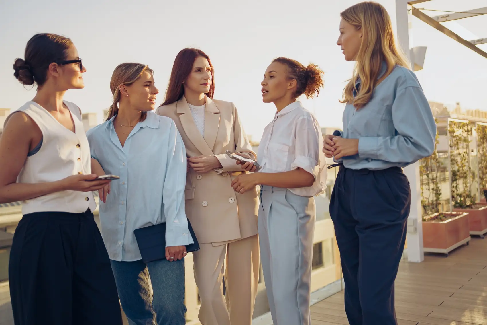 dia internacional das mulheres - mulheres de terno conversando