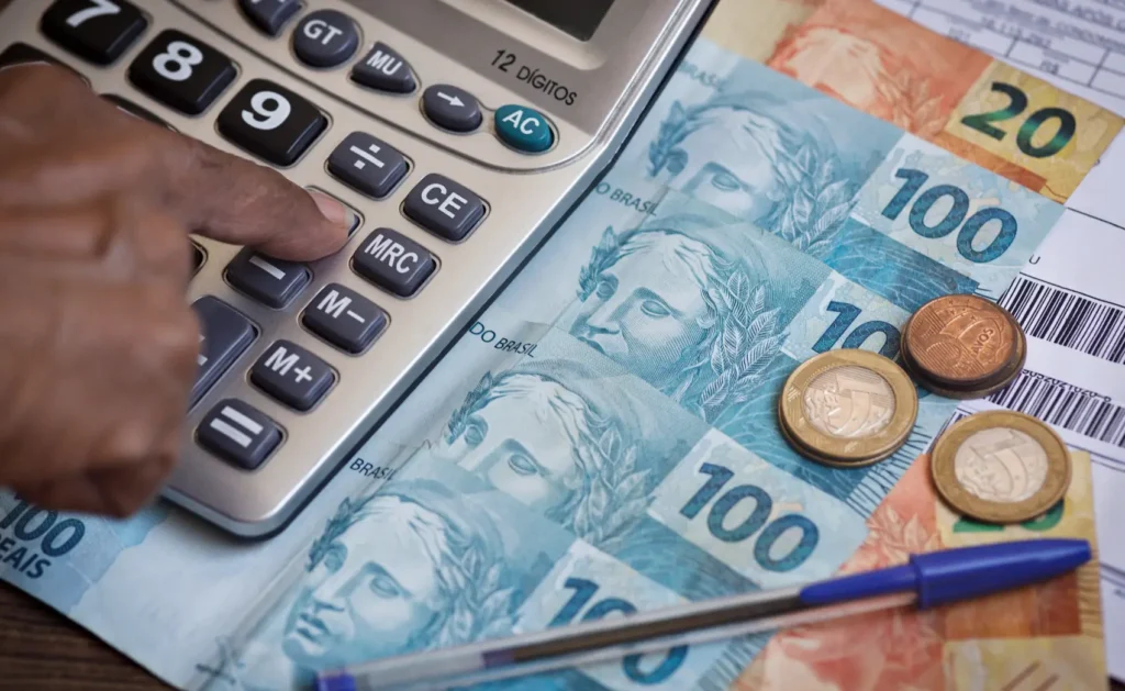 diferenca-entre-irpf-e-irpj calculadora e notas de dinheiro em reais e moedas