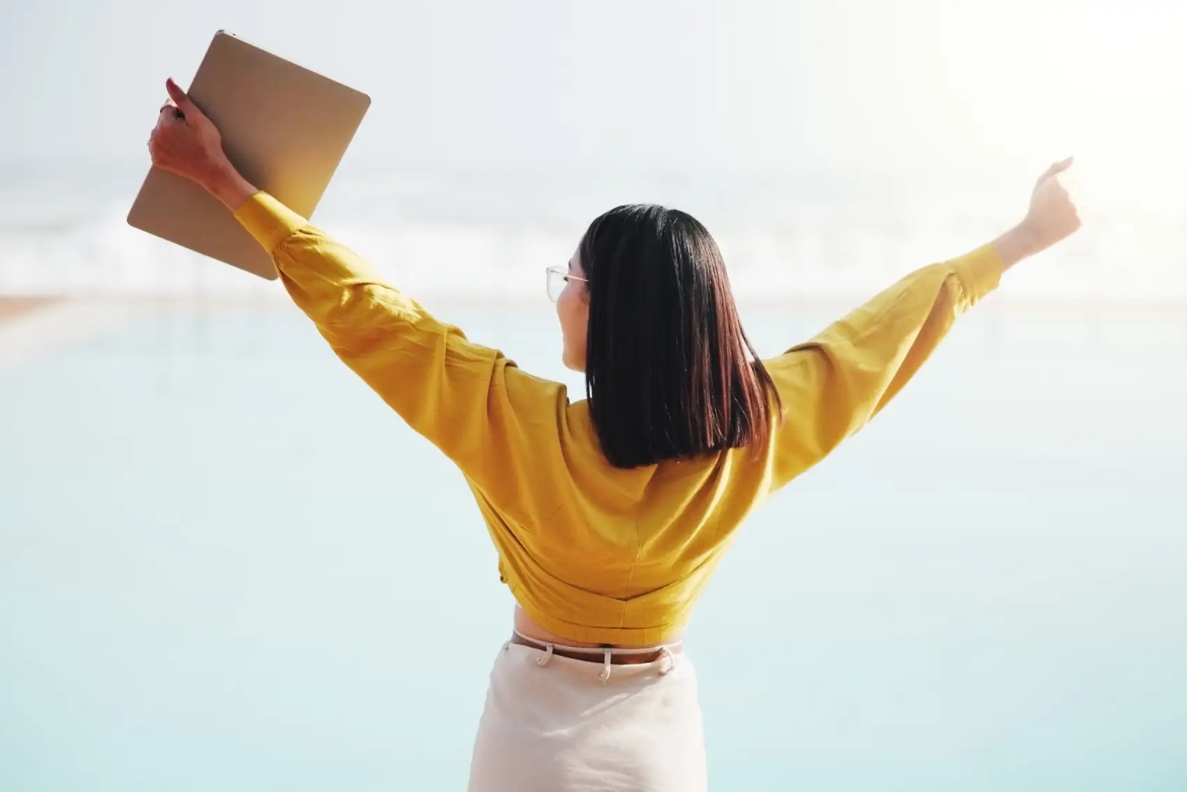 independência financeira feminina - mulher e alongamento com laptop ao ar livre como sinal de liberdade