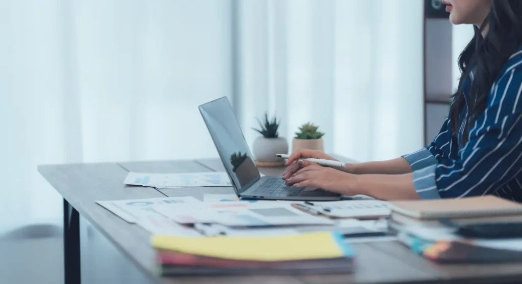 restituição imposto de renda - notebook na mesa com papéis