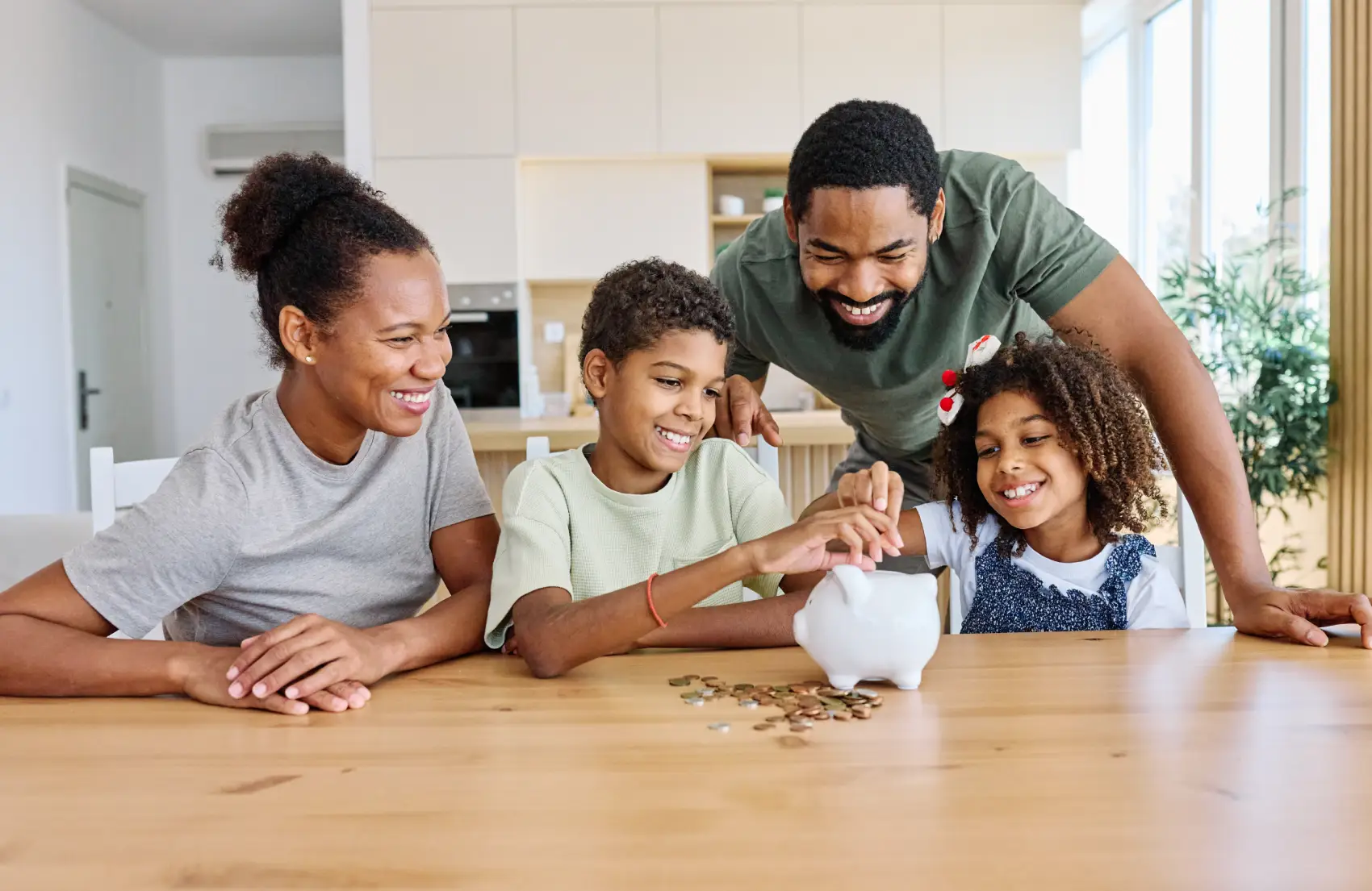 quanto-rende-1000-no-pagbank. Família de quatro mãe, pai, filha e filho colocando moeda em piggybank em casa. Conceito de poupança pessoal, segurança bancária e investimentos financeiros