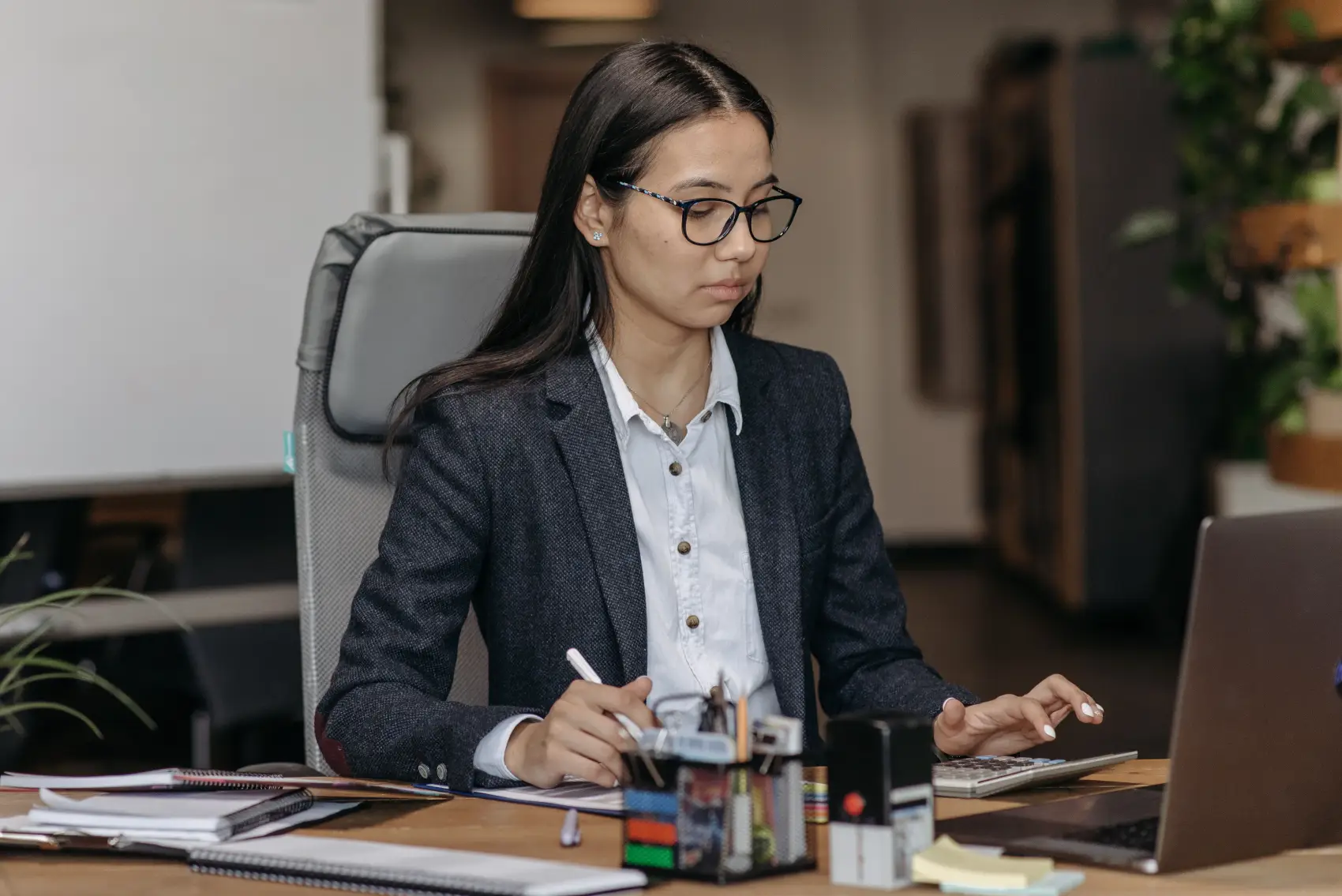 tabela-do-imposto-de-renda mulher com notebook fazendo cálculos com calculadora