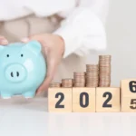 cdb ou poupanca - cofrinho de porquinho com peças de 2025 mudando para 2026