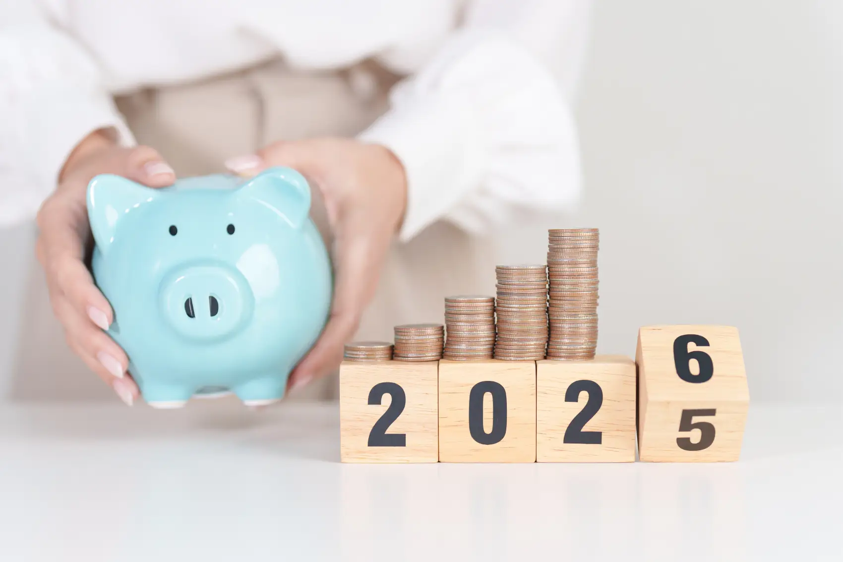 cdb ou poupanca - cofrinho de porquinho com peças de 2025 mudando para 2026