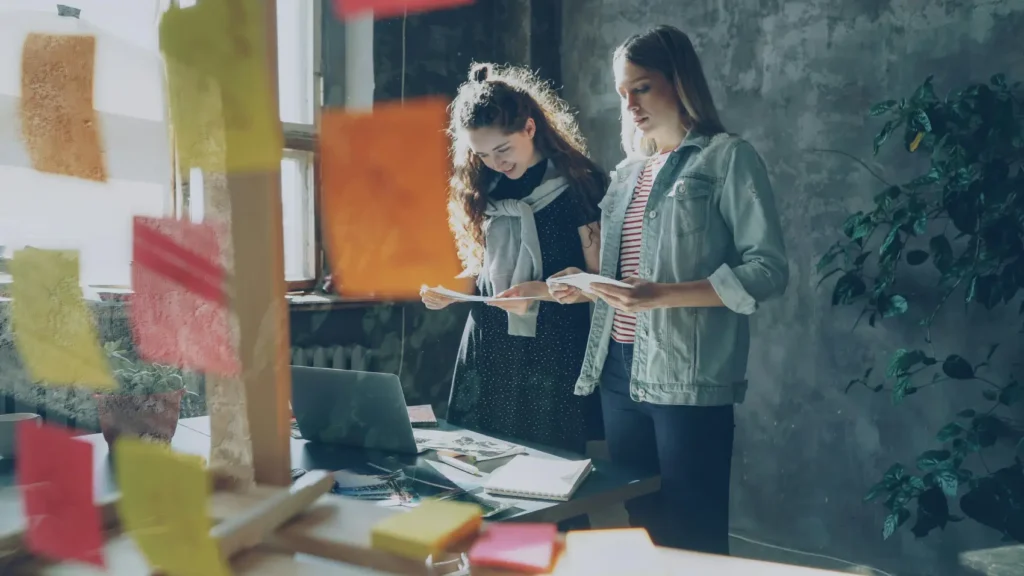 pagvendas-pagbank-duas mulheres com notebook