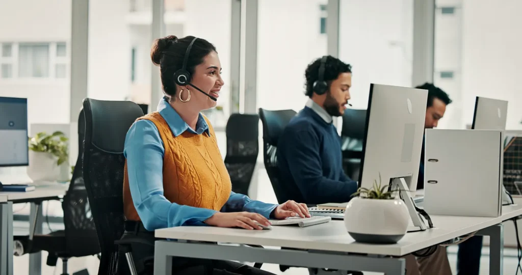 canais-atendimento-pagbank Computador, entre em contato conosco e mulher feliz no call center para atendimento ao cliente.