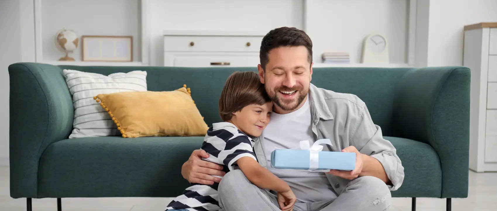 promoção dia dos pais - Filho dando presente ao pai em casa