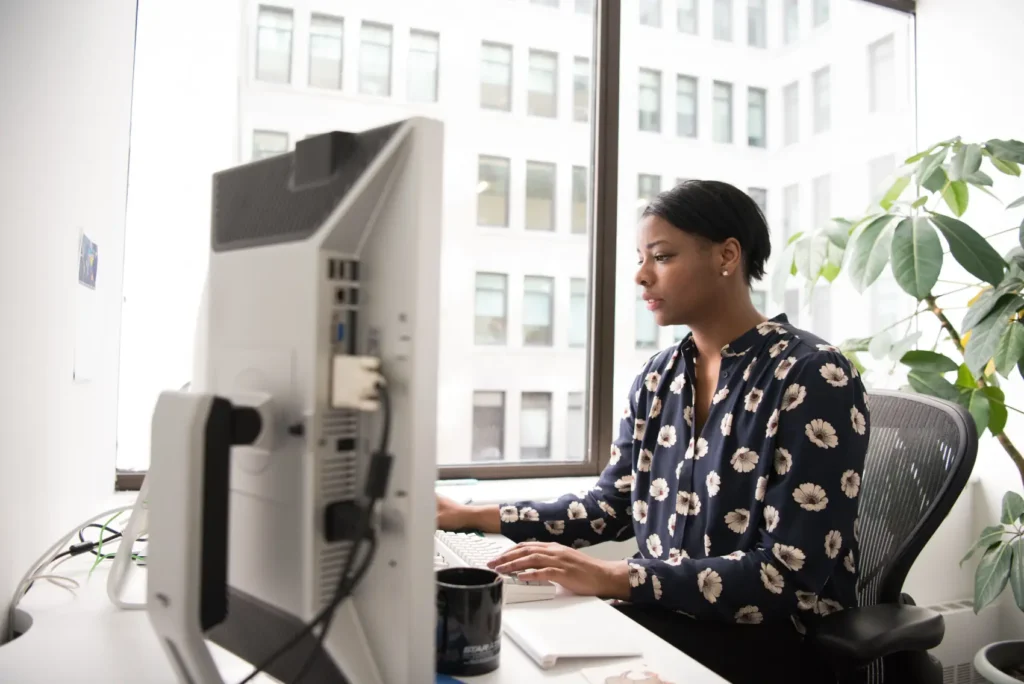 como-saber-meu-cnpj-pelo-cpf mulher negra sentada na frente do computador