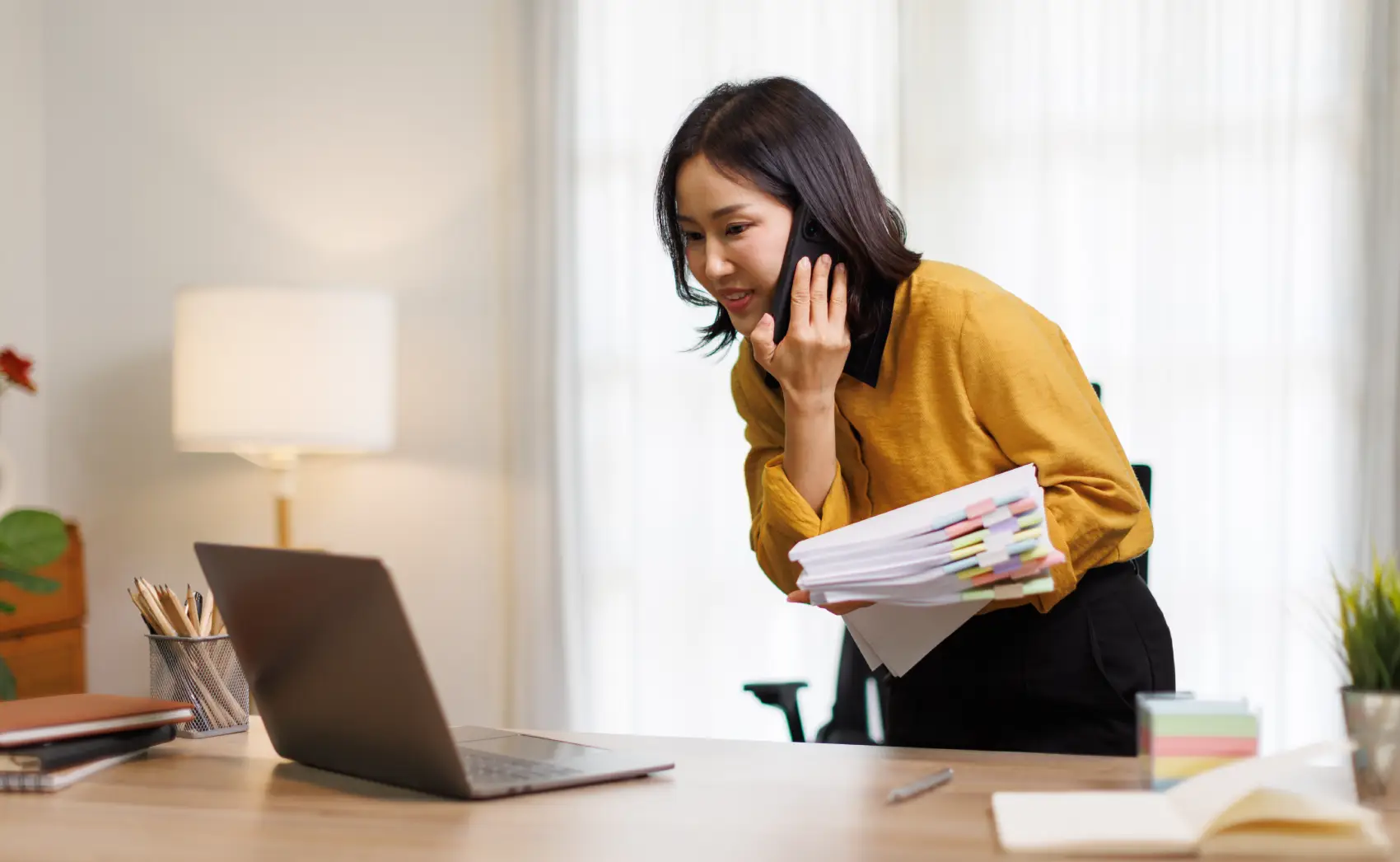 linha-de-credito-para-mei mulher com notebook em escritório