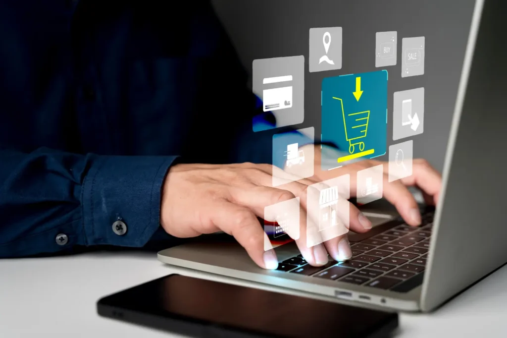 cyber monday - Conceito de compras online. Um empresário utiliza um notebook com uma tela virtual que exibe ícones de compras online.