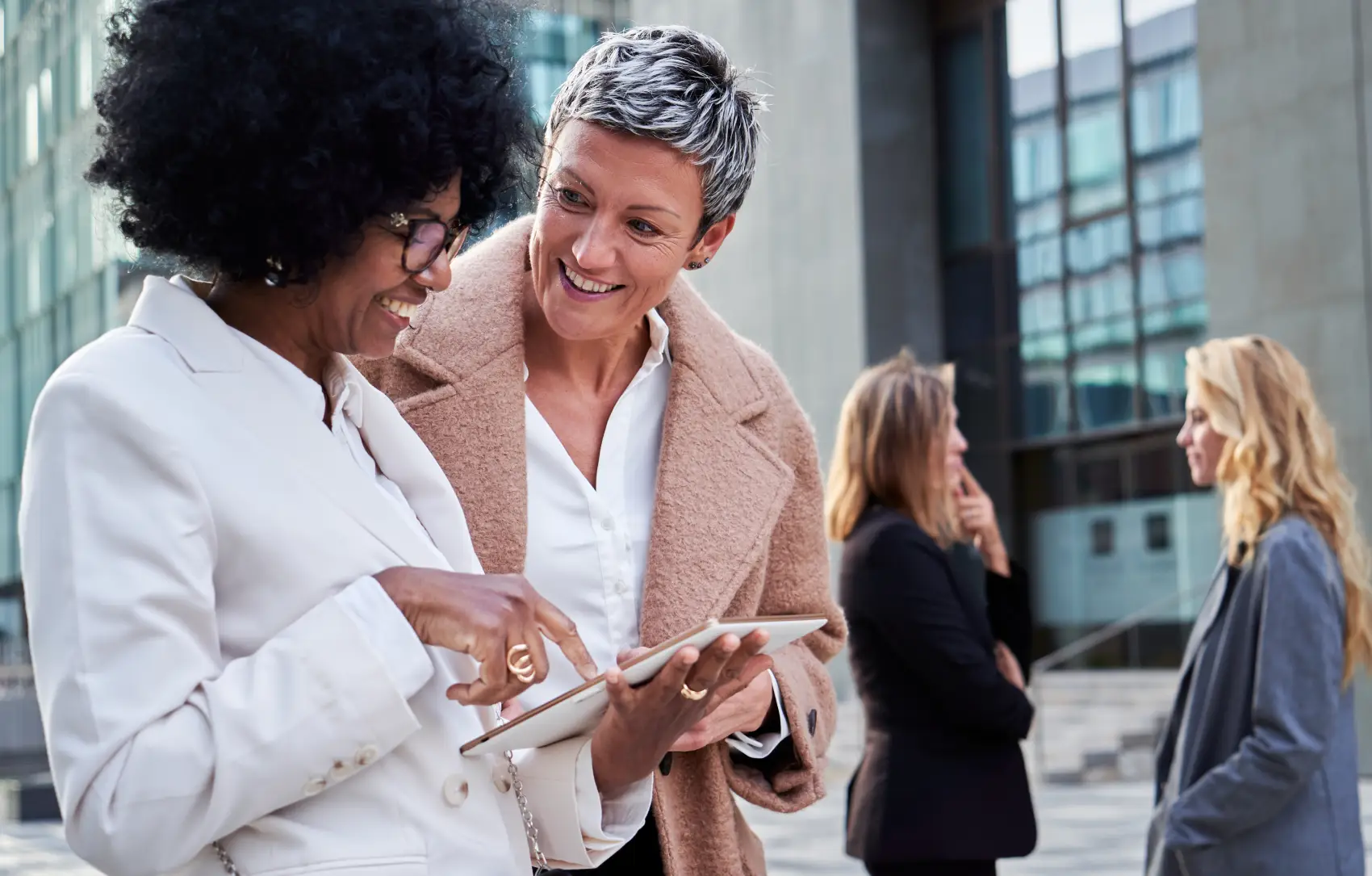 o que fazer com a restituição do imposto de renda - Mulheres de negócios maduras e multirraciais conversando alegremente