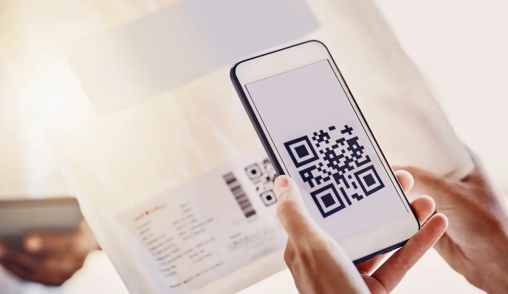 pix automático pagbank - mão segurando celular escaneando qr code