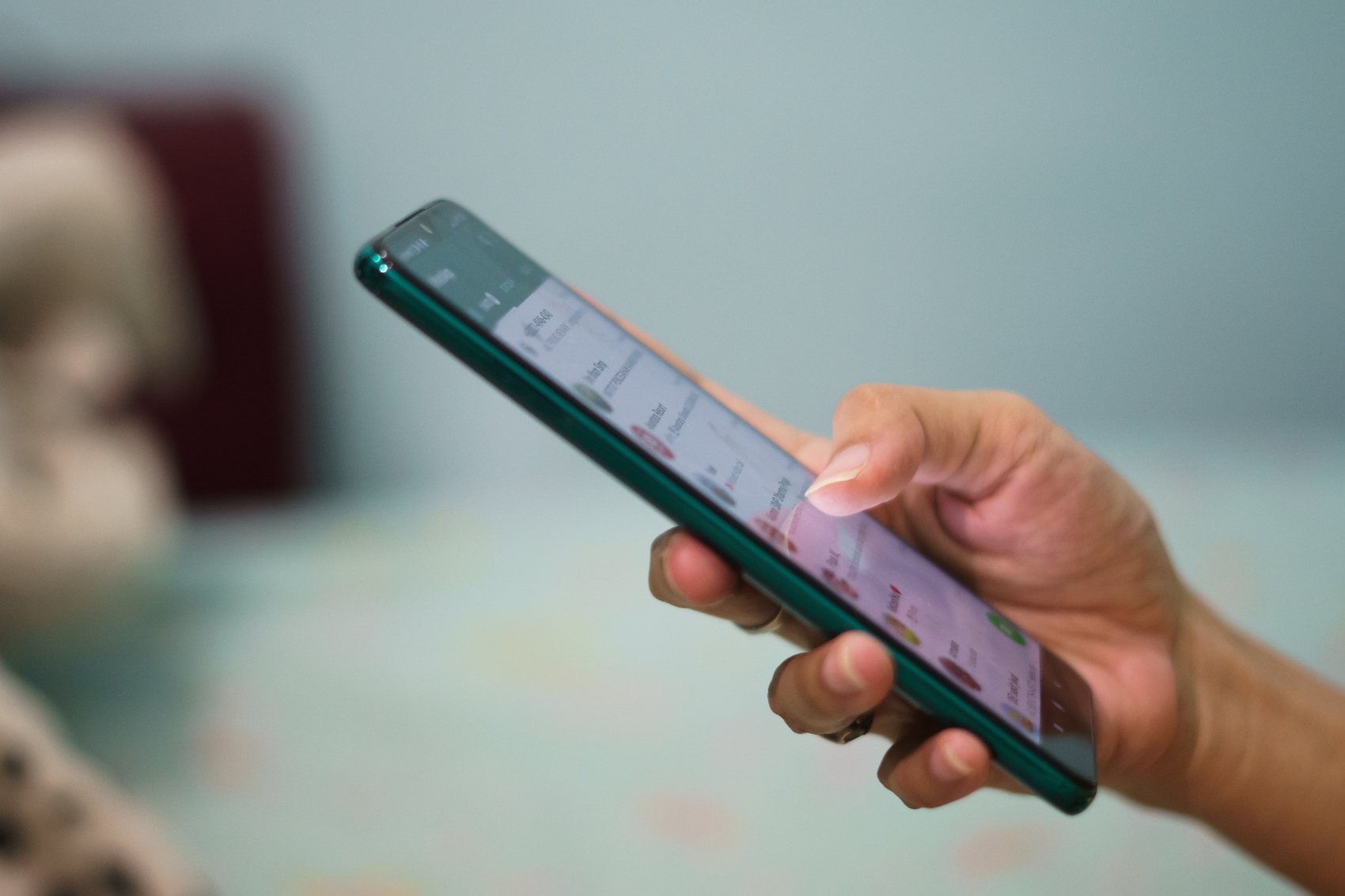 chatbot whatsapp​ - Garota na varanda com smartphone nas mãos e uma conversa no WhatsApp na tela