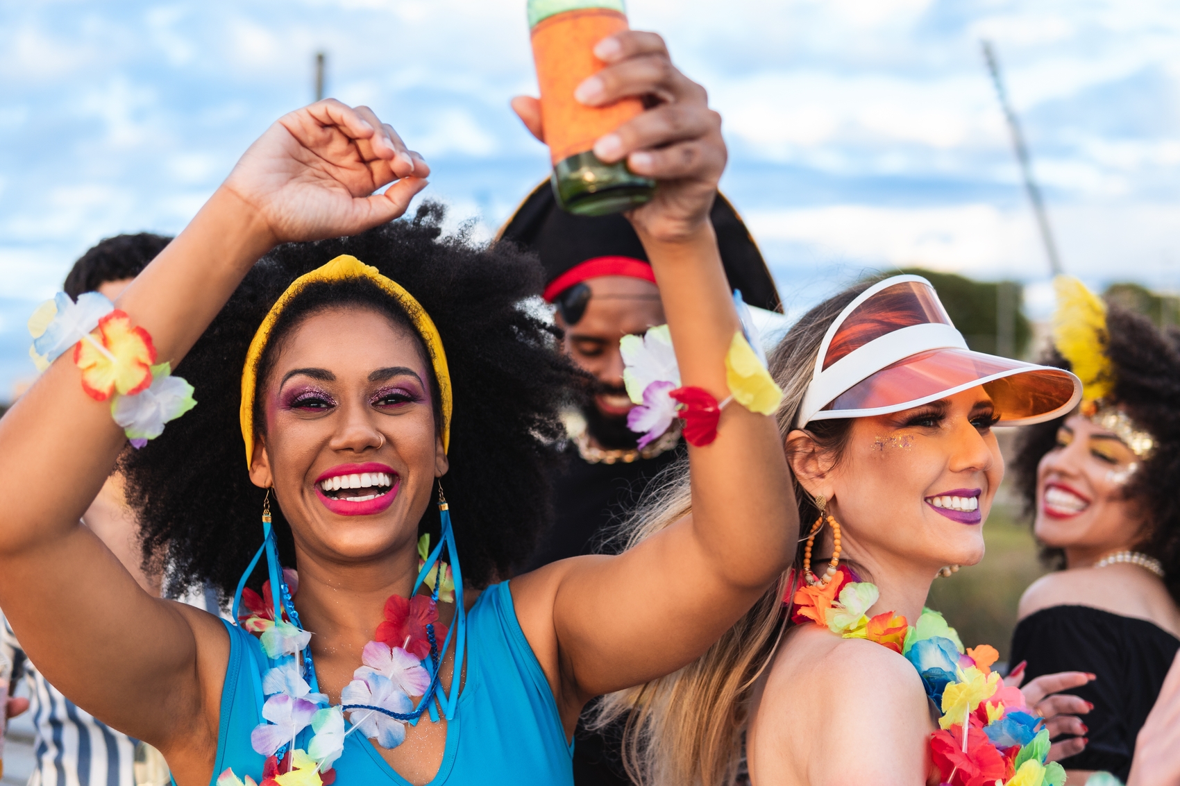 renda extra no carnaval - Festa de Carnaval no Brasil, mulher negra brasileira celebrando o festival de rua fantasiada