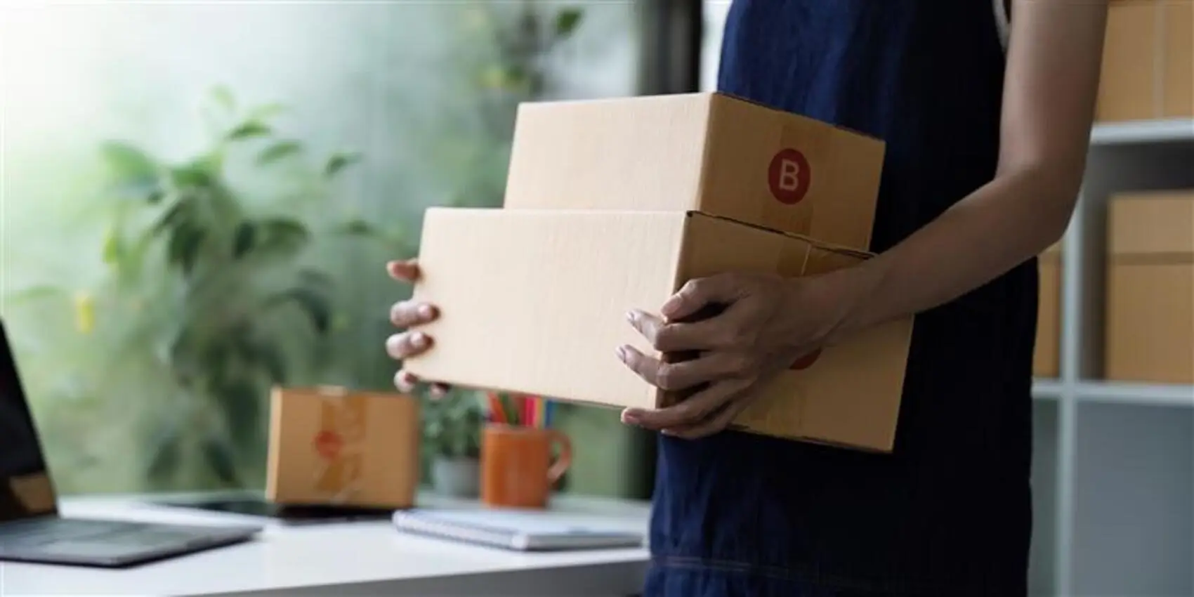 tendencias ecommerce - imagem de duas mãos segurando duas caixinhas