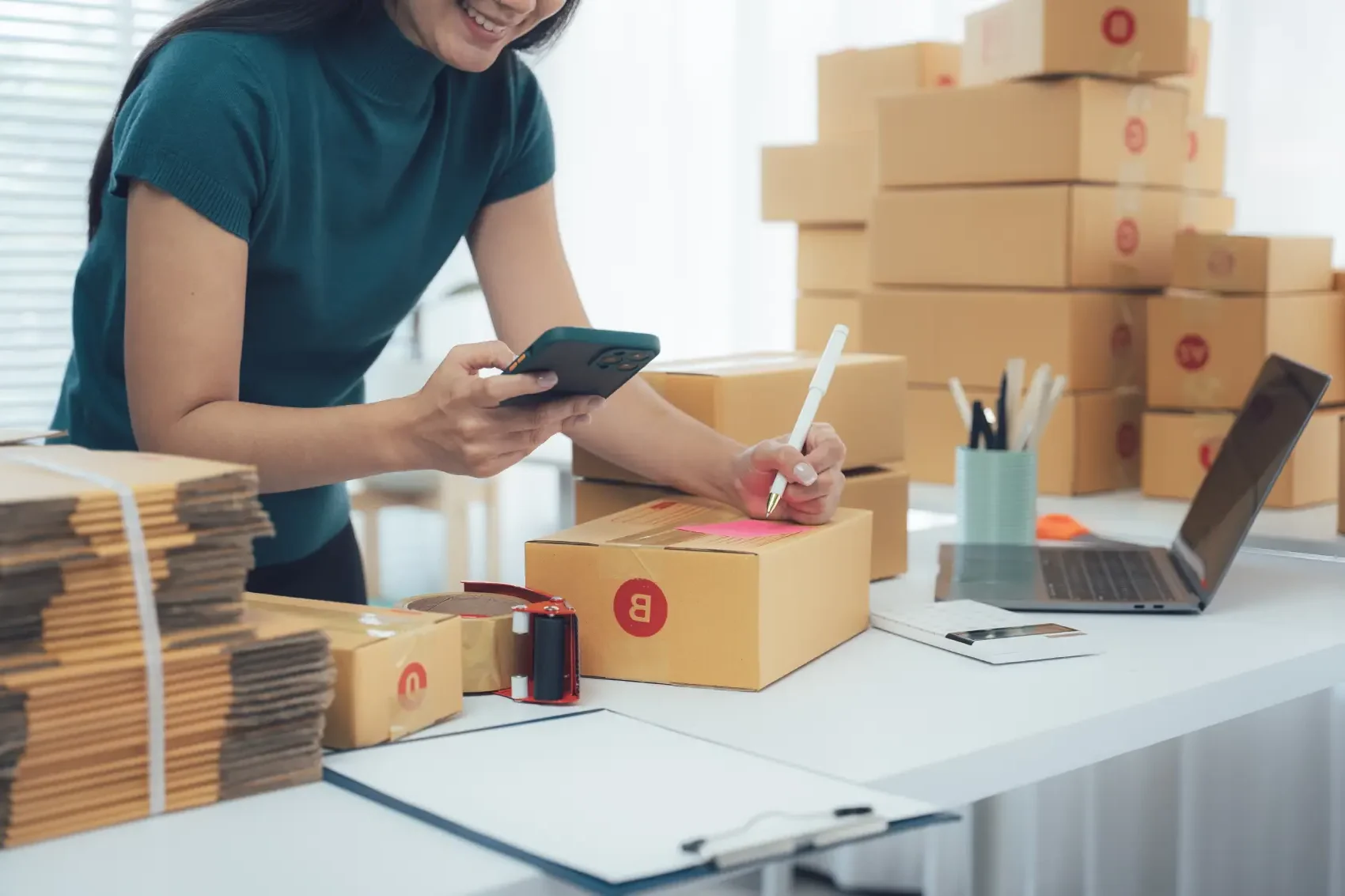 cnpj loja virtual​ - empreendedora embalando caixas de sua loja online