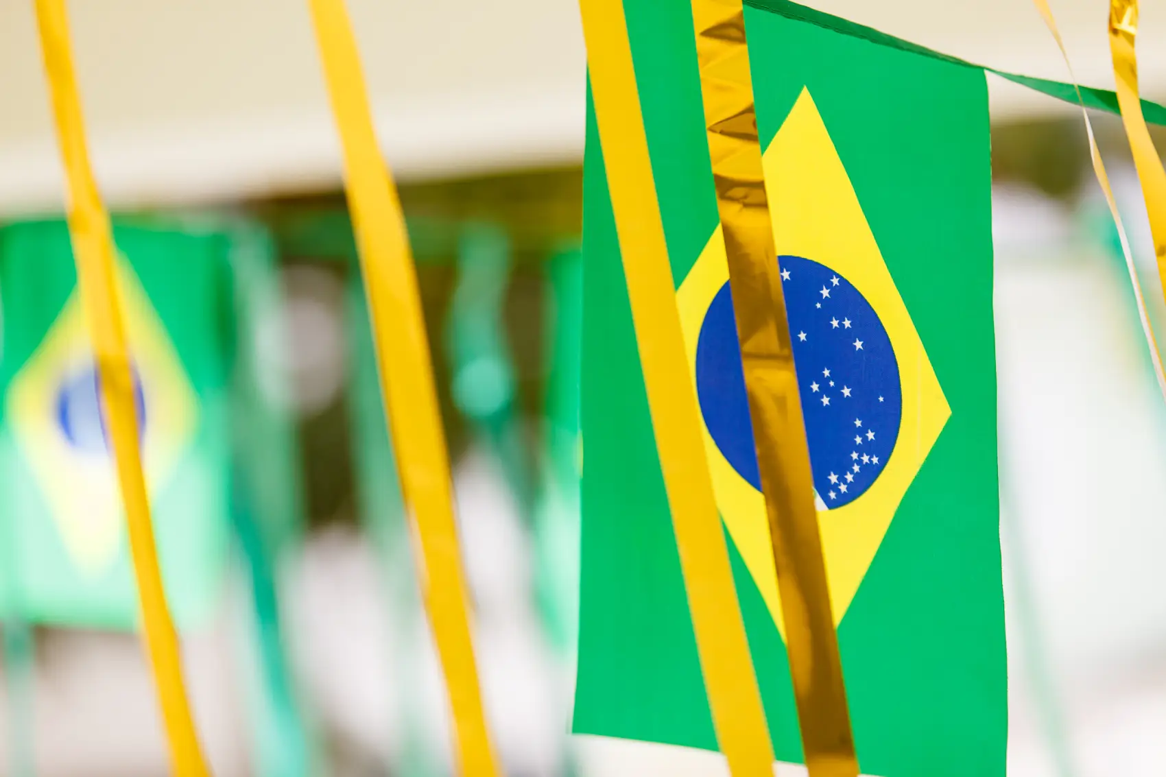 o que vender na copa do mundo - Pequenas bandeiras do Brasil, comumente usadas para decorar ruas em apoio a copas de futebol