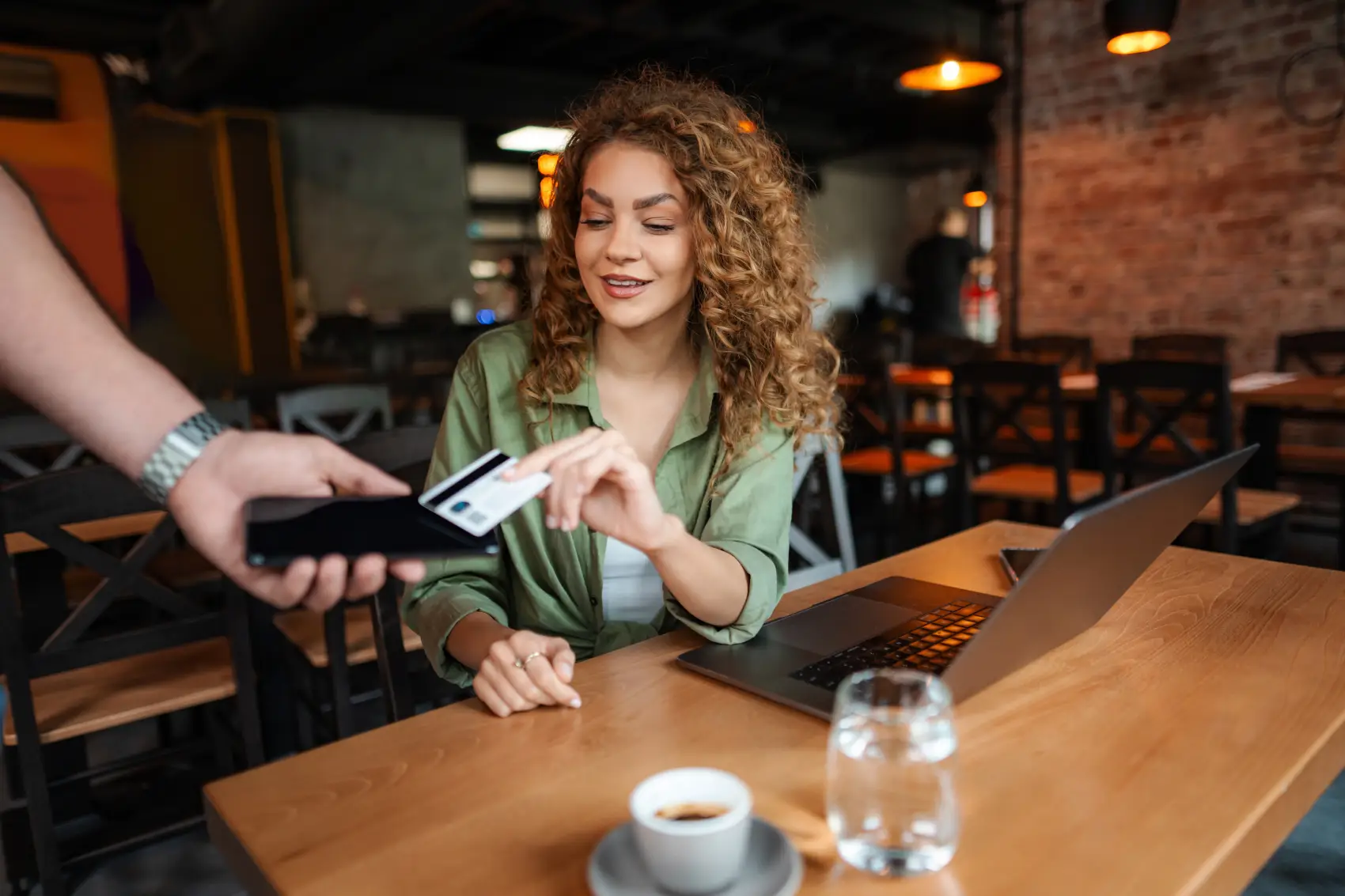 tap on pagbank - Jovem mulher pagando com cartão de crédito usando pagamento sem contato no café