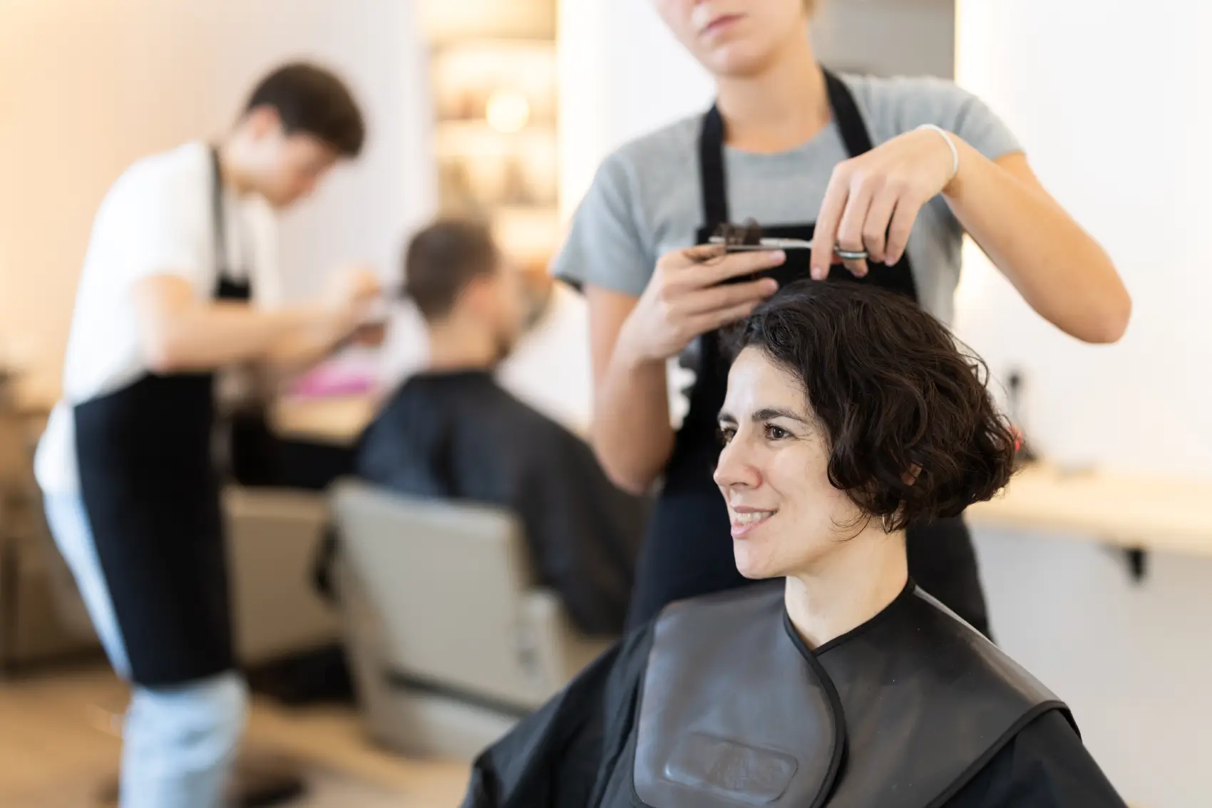 promoção salão de beleza - Cabeleireiro e visitante discutem penteado, mestre explica e assume resultado final