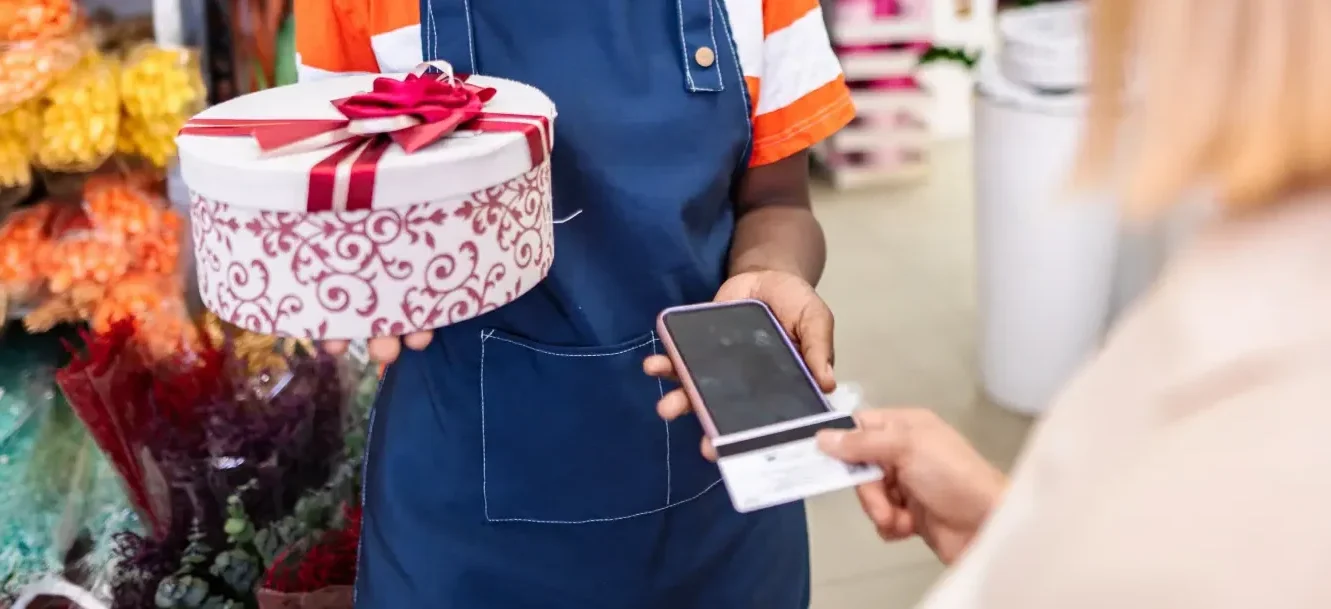 como repassar taxas do Tap On - Florista aceitando pagamento usando tecnologia NFC no smartphone na loja de flores