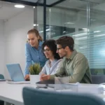 ferramentas de ia - Equipe de negócios multiétnicos que discute o novo projeto que trabalha em laptop no escritório moderno