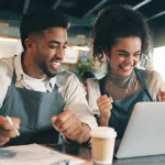 mudanças mei - pequenos empreendedores comemoram em frente ao notebook